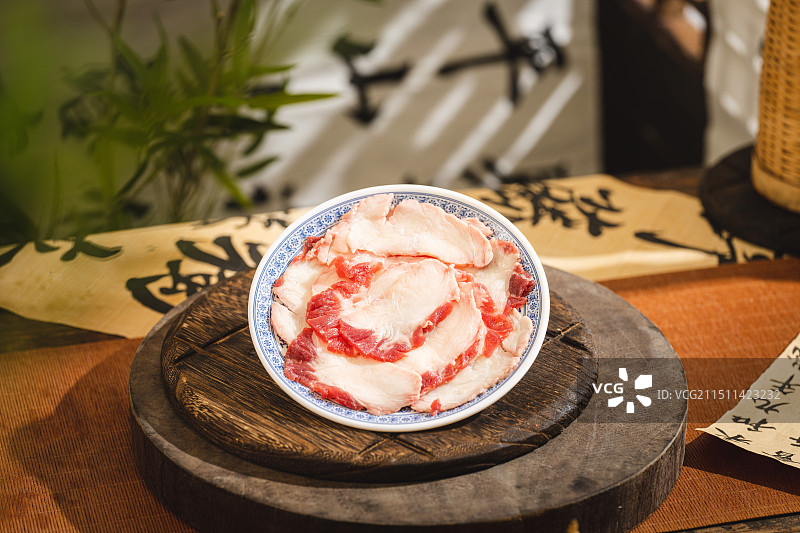 复古中式窗格背牛胸口火锅菜品  牛胸口 牛胸口油 胸口肉 雪花和牛 胸口 鲜切牛肉 火锅菜品 美食摄图片素材