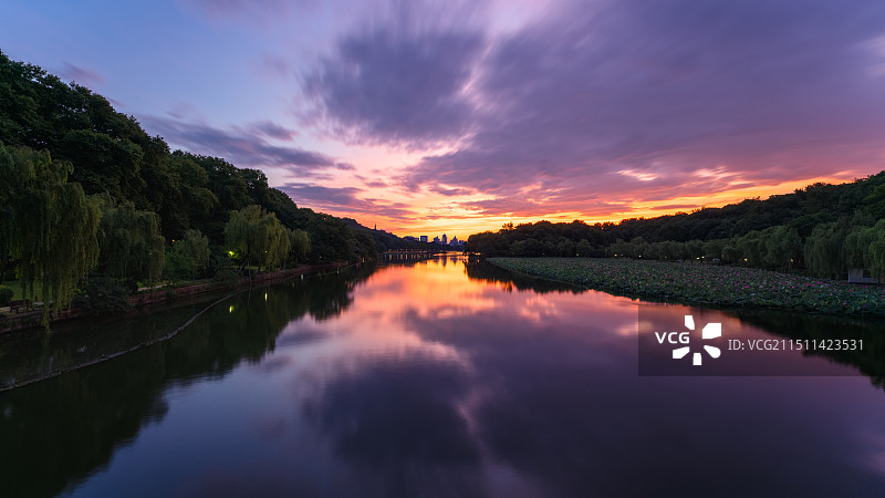 杭州西湖西泠桥朝霞火烧云图片素材
