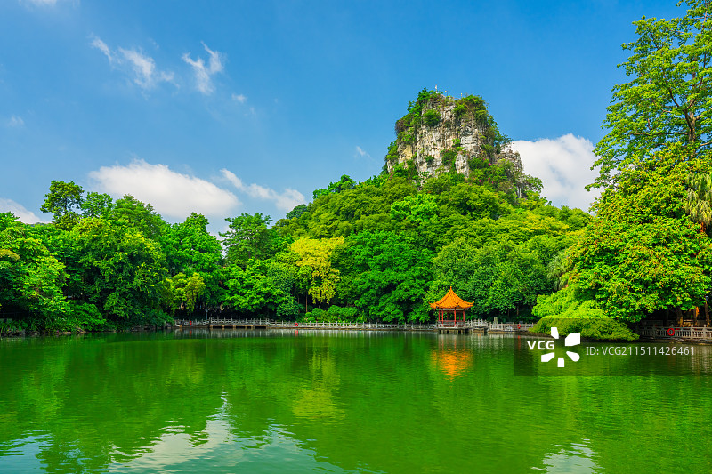 广西柳州市鱼峰公园景区鱼峰山与蓝天白云风光图片素材
