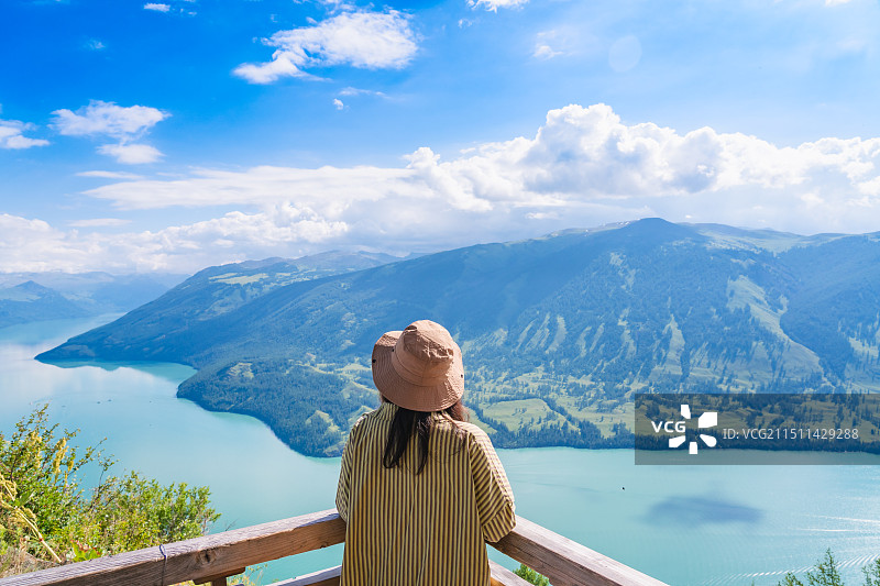 新疆北疆阿勒泰喀纳斯观鱼台年轻女人旅游人像图片素材