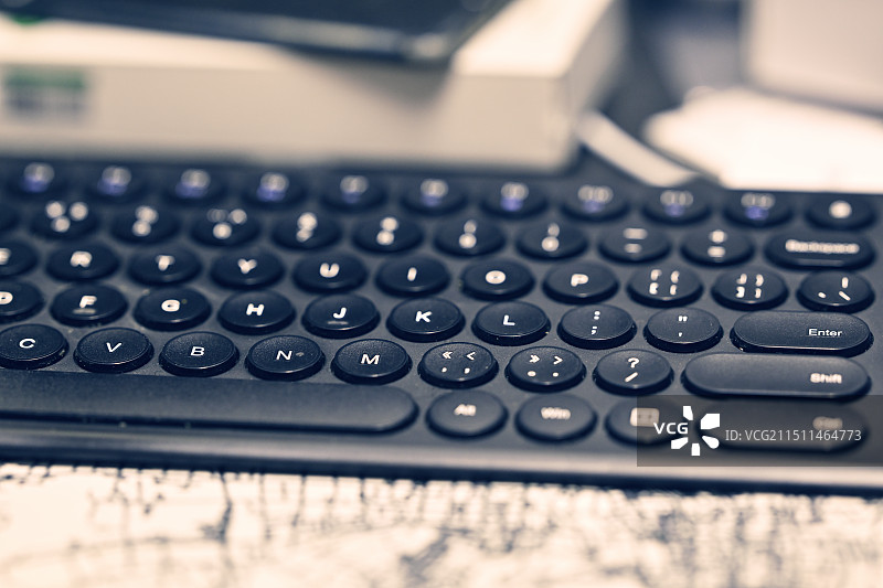 桌上电脑键盘特写镜头图片素材