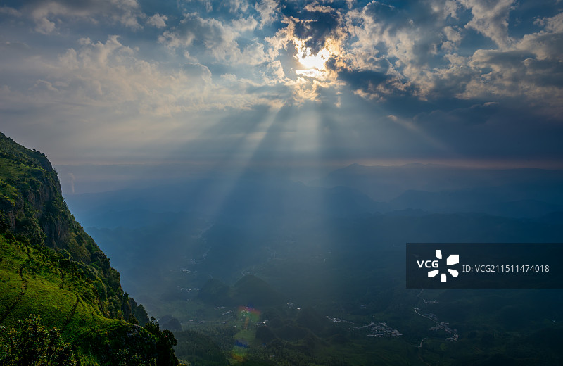 乌蒙大草原上的丁达尔光图片素材