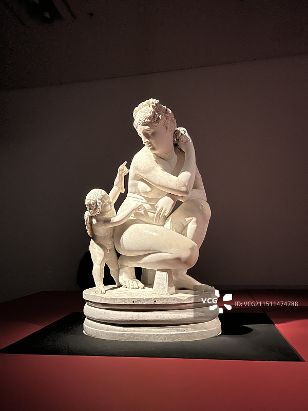 欧洲雕像 小孩和一名蹲着的女人图片素材