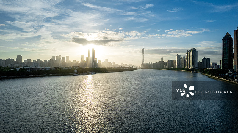 航拍珠江边广州塔珠江新城CBD夏季日出朝霞丁达尔效应图片素材