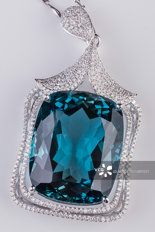 白色背景影棚拍摄蓝宝石钻石吊坠项链特写图片素材