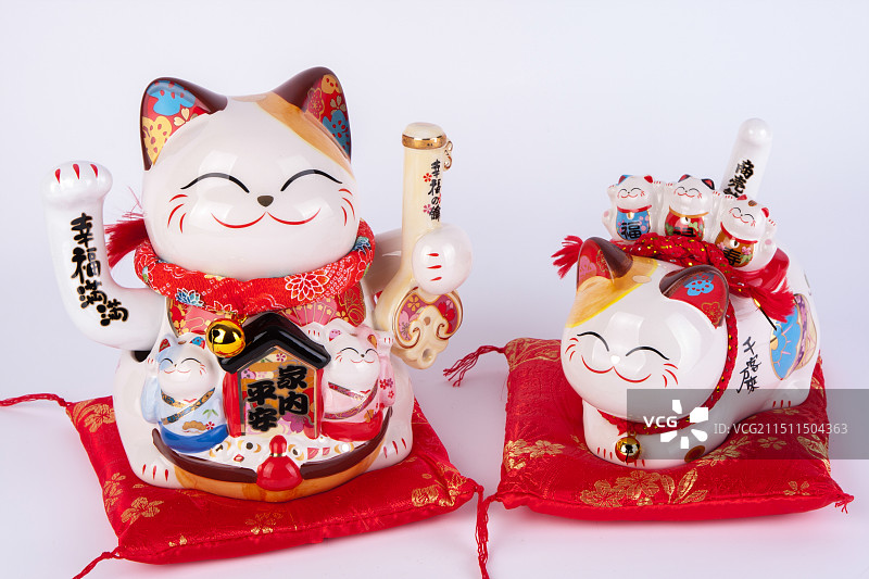 影棚拍摄白色背景的各式陶瓷招财猫存钱罐摆件图片素材