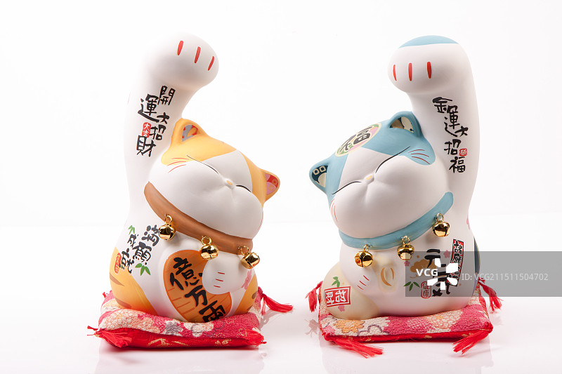 影棚拍摄白色背景的各式陶瓷招财猫存钱罐摆件图片素材