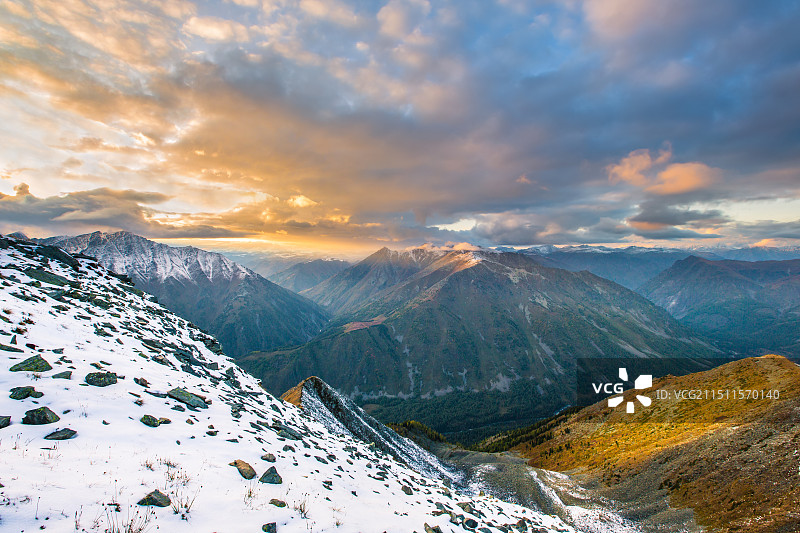 中国新疆阿勒泰地区布尔津县禾木景区云霄峰山顶周围风光图片素材