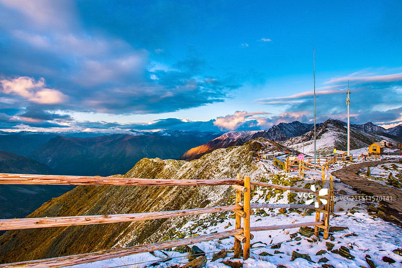 中国新疆阿勒泰地区布尔津县禾木景区云霄峰山顶周围风光图片素材