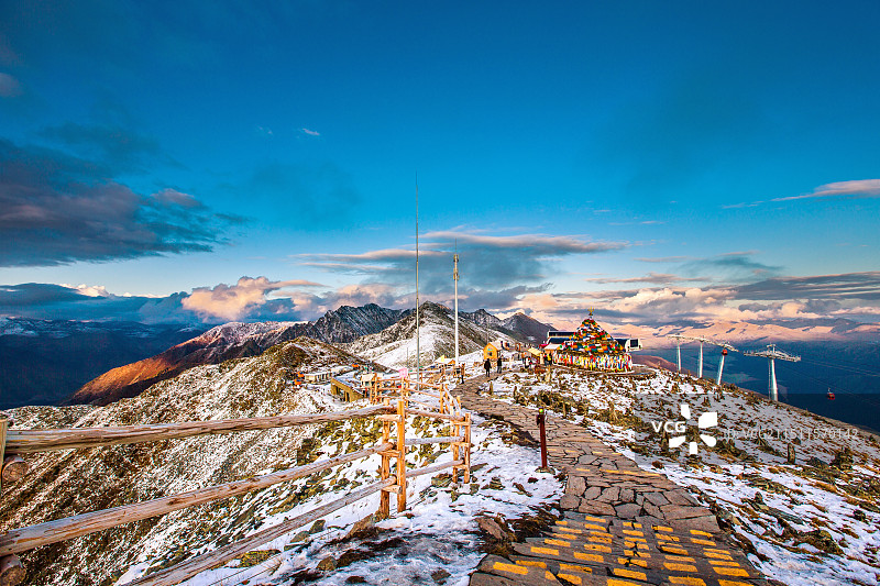 中国新疆阿勒泰地区布尔津县禾木景区云霄峰山顶周围风光图片素材