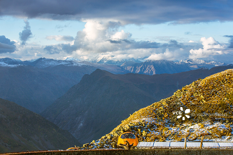 中国新疆阿勒泰地区布尔津县禾木景区云霄峰山顶周围风光图片素材