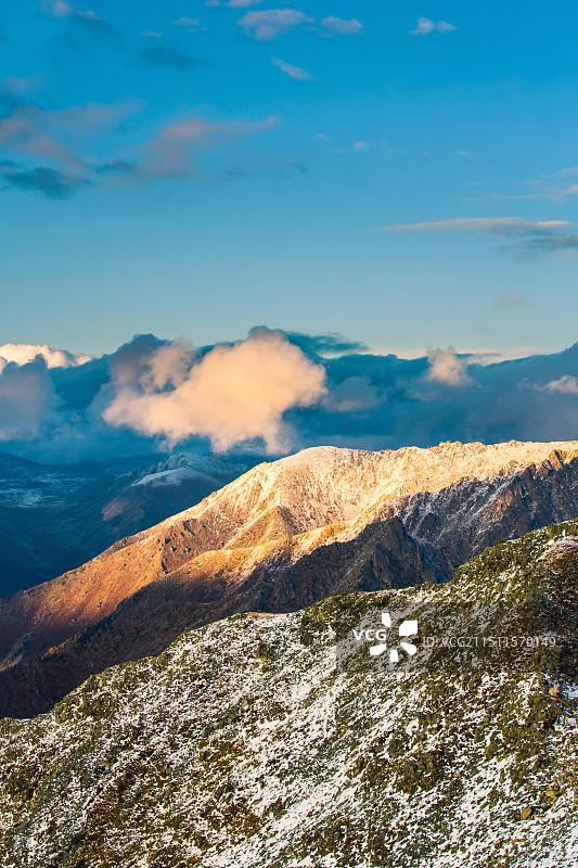 中国新疆阿勒泰地区布尔津县禾木景区云霄峰山顶周围风光图片素材