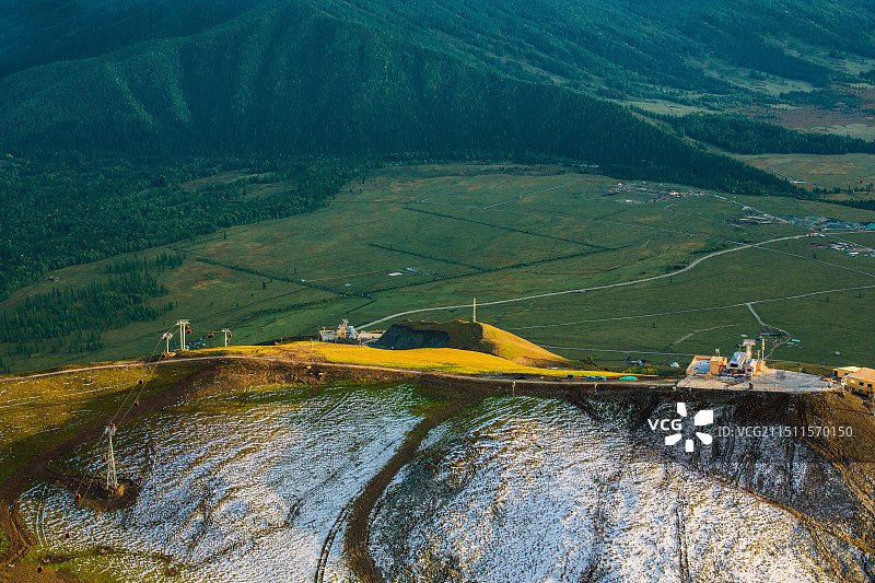 中国新疆阿勒泰地区布尔津县禾木景区云霄峰山顶周围风光图片素材