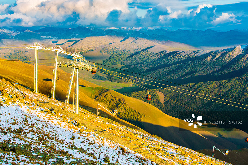 中国新疆阿勒泰地区布尔津县禾木景区云霄峰山顶周围风光图片素材