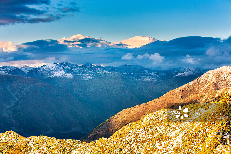 中国新疆阿勒泰地区布尔津县禾木景区云霄峰山顶周围风光图片素材