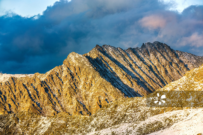 中国新疆阿勒泰地区布尔津县禾木景区云霄峰山顶周围风光图片素材