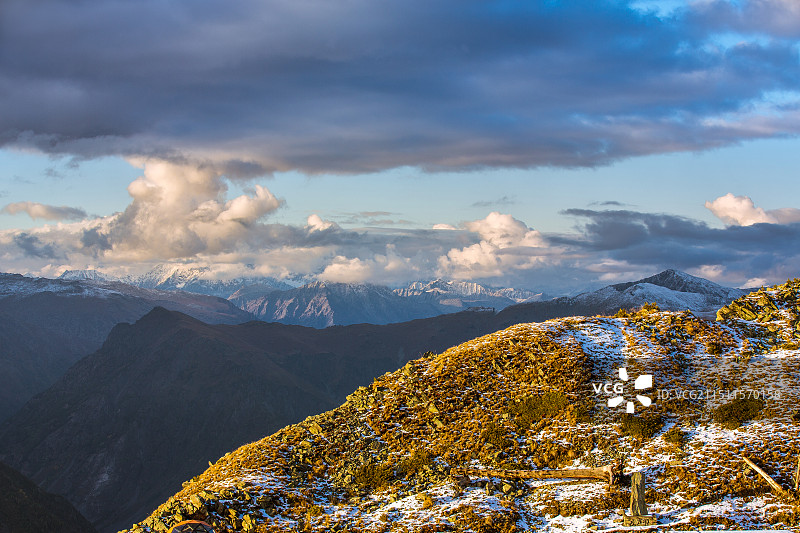 中国新疆阿勒泰地区布尔津县禾木景区云霄峰山顶周围风光图片素材
