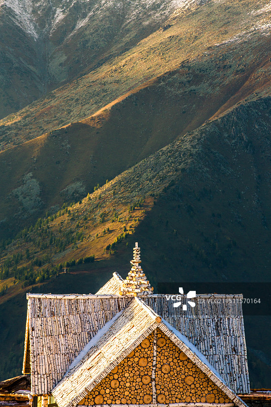 中国新疆阿勒泰地区布尔津县禾木景区云霄峰山顶周围风光图片素材