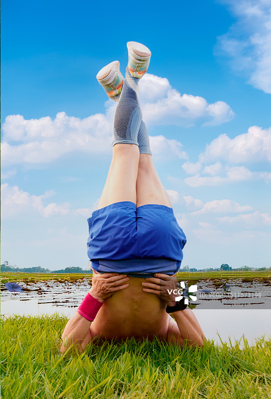 肩背倒立的七旬老翁图片素材