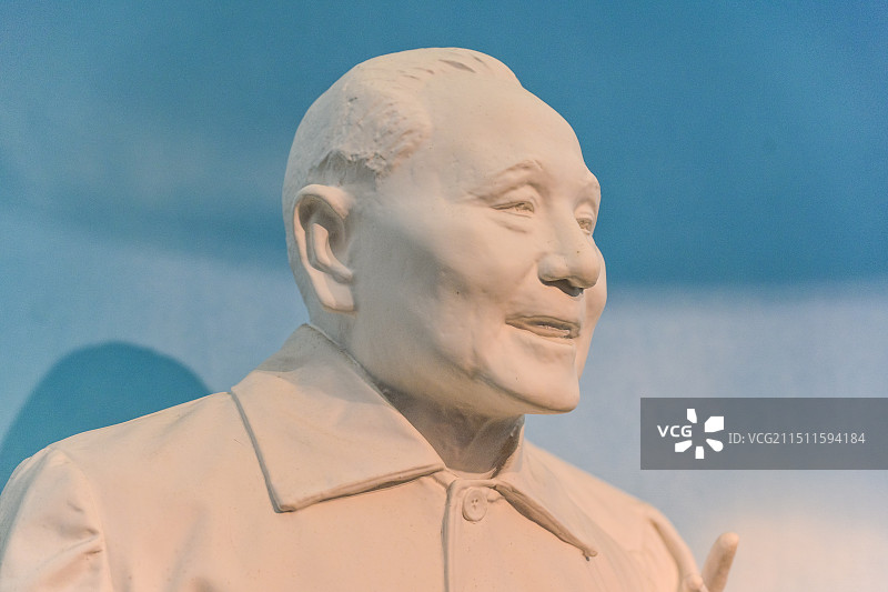 邓小平改革开放雕像与深圳海景图片素材