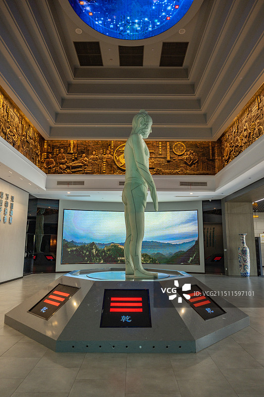 浙江省中医药博物馆展厅全身经络人物雕像图片素材