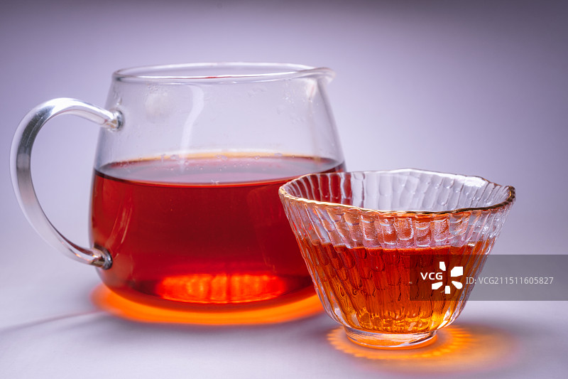 冲泡好的滇红红茶静物特写图片素材