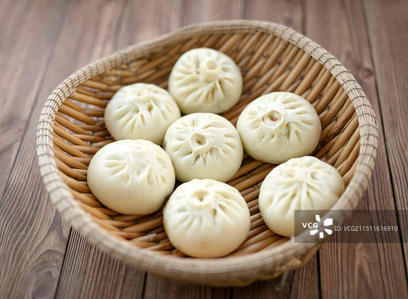 筐子里蒸好的包子图片素材