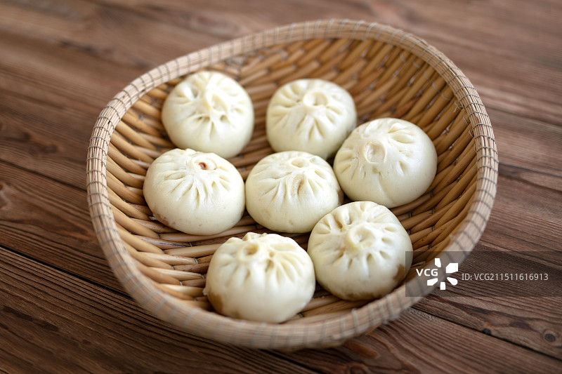 筐子里蒸好的包子图片素材
