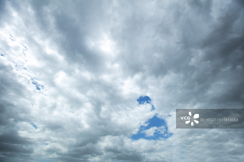 大面积厚层云的天空背景图片素材