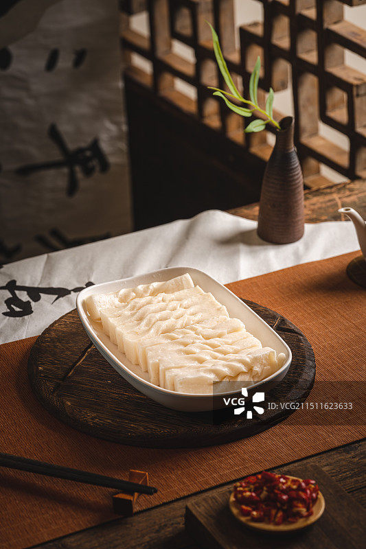 复古窗格背景木桌上的年糕图片素材