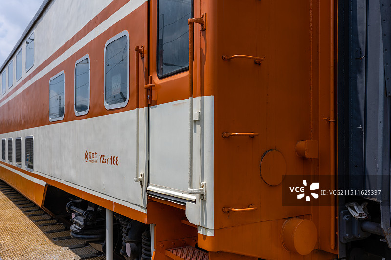 停在深圳工业站展示的红皮火车车厢图片素材