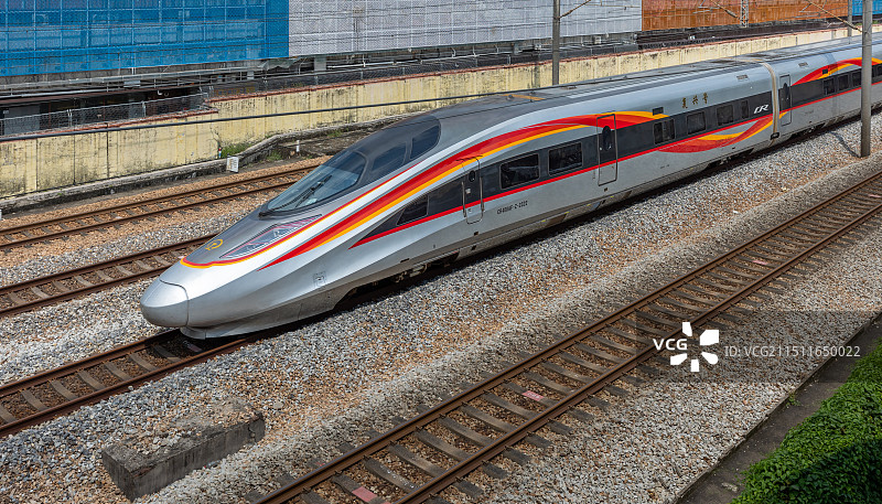 高速行驶中的复兴号高铁图片素材