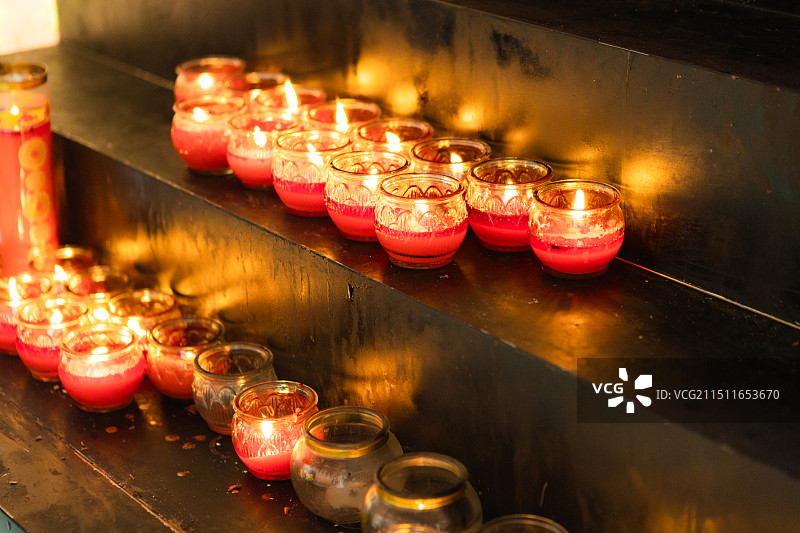 寺庙里的许愿蜡烛，承载着人们的祈愿与祝福，散发出温暖与宁静的光芒图片素材