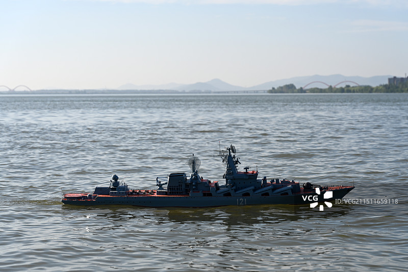 莫斯科号导弹巡洋舰战舰遥控模型玩具船只河流风光图片素材