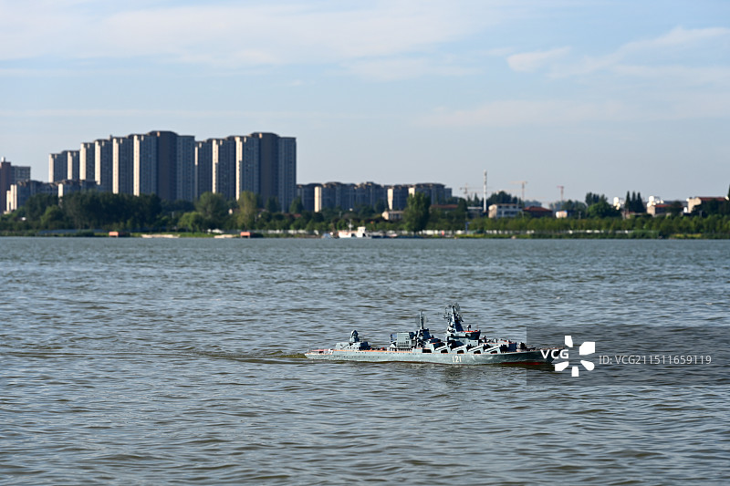 莫斯科号导弹巡洋舰战舰遥控模型玩具船只河流风光图片素材
