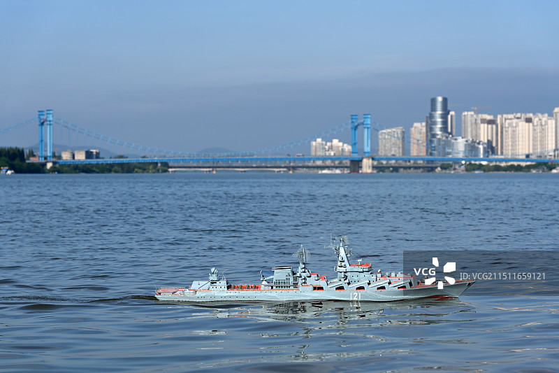 莫斯科号导弹巡洋舰战舰遥控模型玩具船只河流风光图片素材