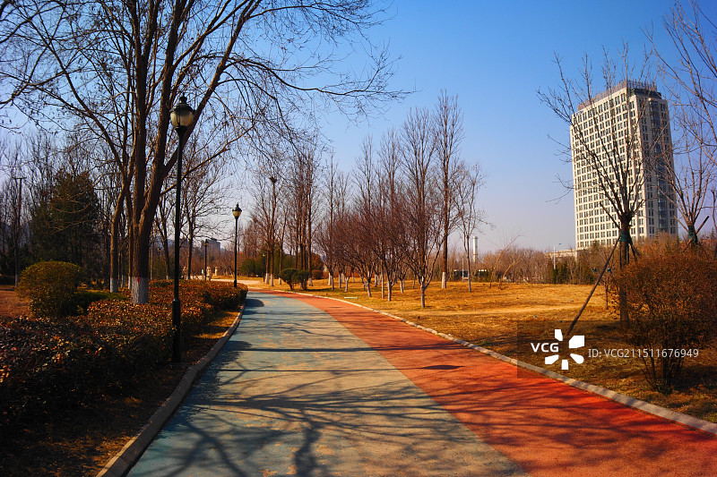 济南彩虹湖公园里的小路图片素材