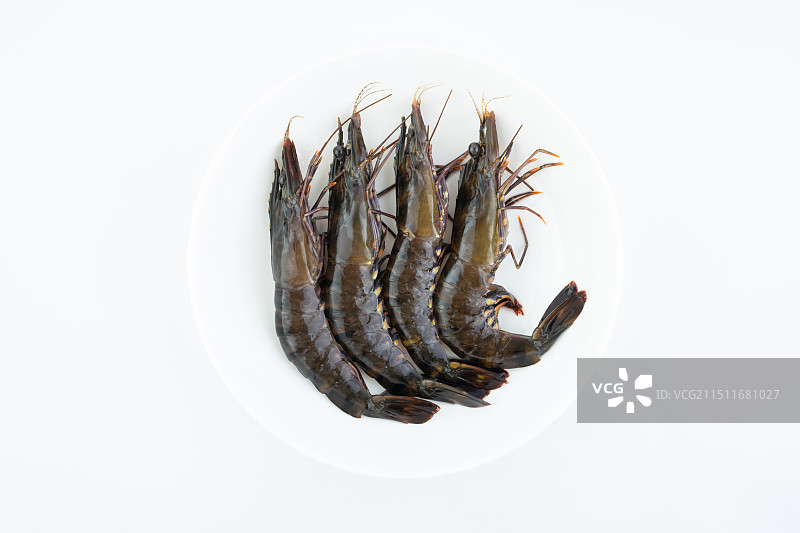 一碟新鲜黑节虾图片素材
