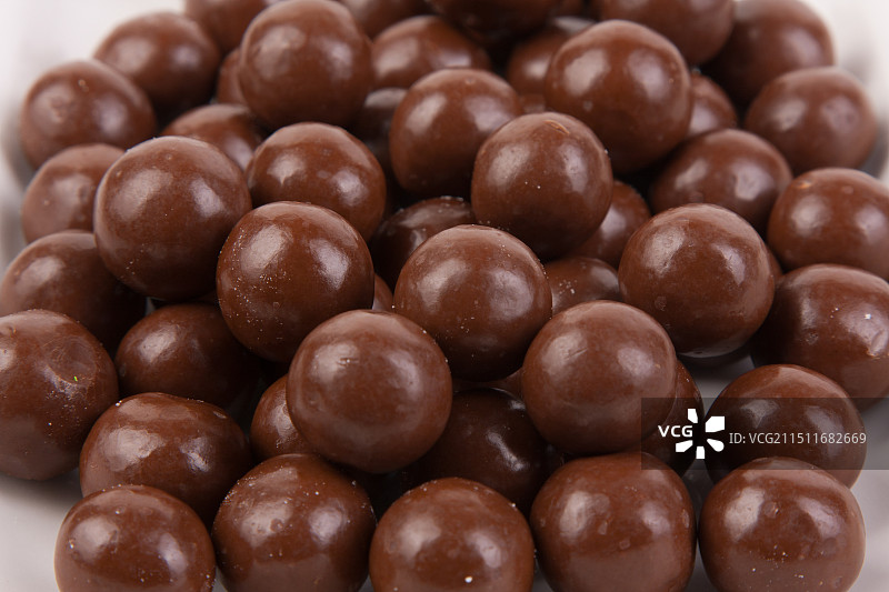 影棚拍摄白色背景各类巧克力夹心代可可脂麦丽素酒心巧克力糖果图片素材