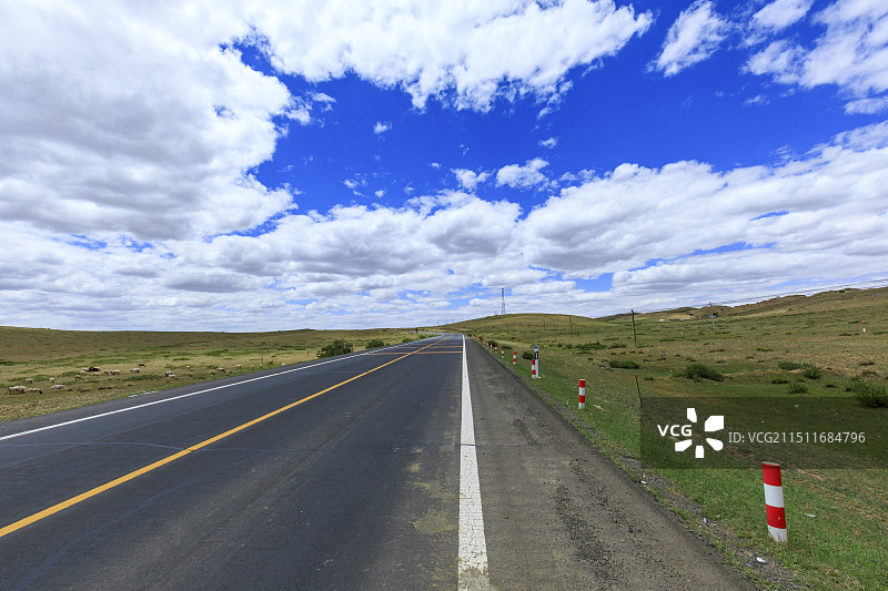 穿越内蒙古自治区锡林郭勒盟苏尼特左旗草原的苏北线G209国道图片素材