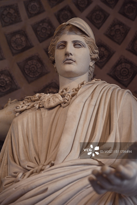 法国巴黎卢浮宫的雅典娜女神雕像图片素材