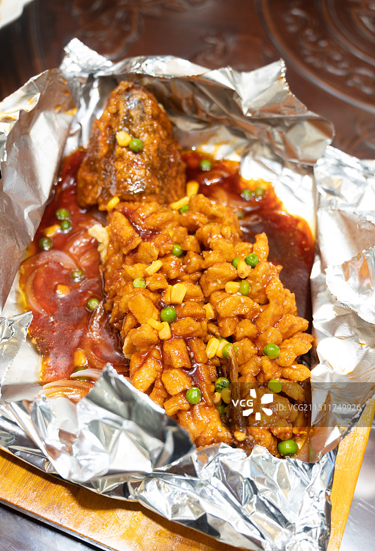 锡纸包裹的中国菜静物美食松鼠鳜鱼图片素材