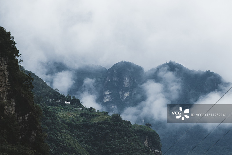 大关县吉利镇小寨村悬崖上的村庄图片素材