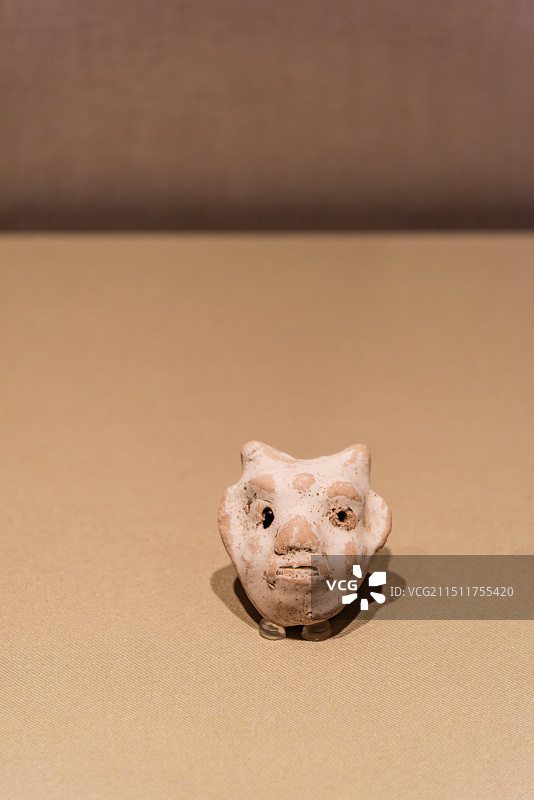 唐代怪人头形陶埙图片素材