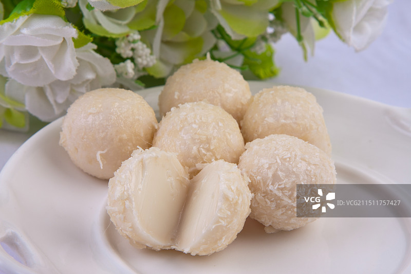 影棚拍摄白色背景椰丝球糖果特写图片素材