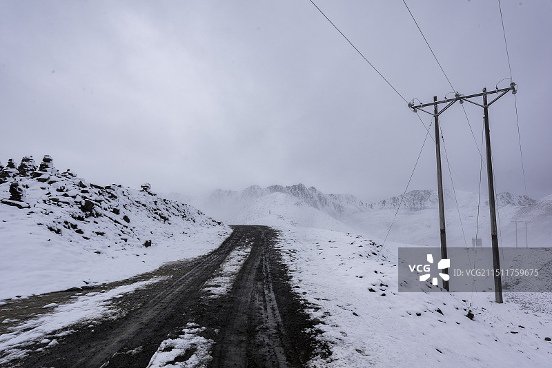 冬季四川甘孜州雪山上的车辙图片素材
