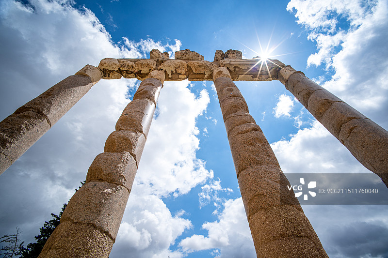 黎巴嫩著名景点考古遗迹世界文化遗产巴勒贝克（Baalbek）遗址通廊处的高大石柱图片素材