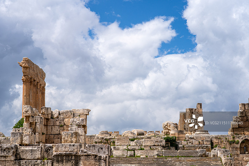 黎巴嫩著名景点考古遗迹世界文化遗产巴勒贝克（Baalbek）遗址中的朱庇特神庙的高大石柱风光图片素材