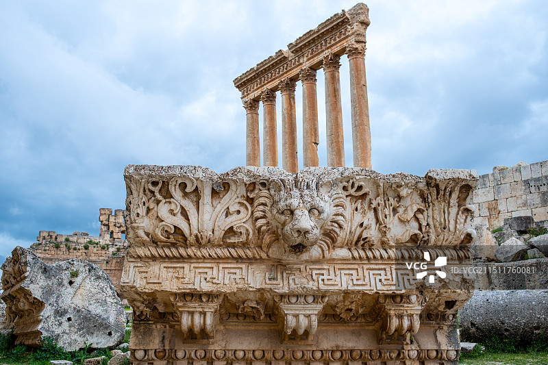 黎巴嫩著名景点考古遗迹世界文化遗产巴勒贝克（Baalbek）遗址中的朱庇特神庙的高大石柱风光图片素材