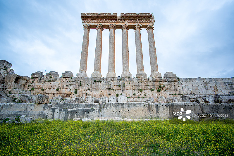 黎巴嫩著名景点考古遗迹世界文化遗产巴勒贝克（Baalbek）遗址中的朱庇特神庙的高大石柱风光图片素材